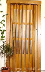 Shrnovací dřevěné dveře prosklené